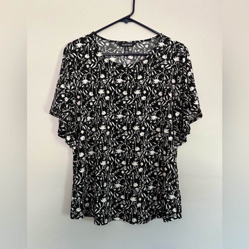 Ellen Tracy Black and Cream Floral Top. Batwing flutter sleeves. Size Large